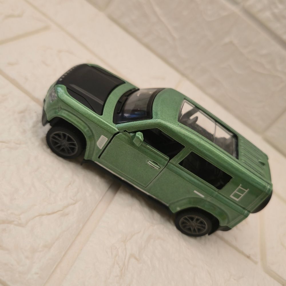 Metallic Green SUV Die-Cast Model Car – Modern Off-Road Collectible Vehicle