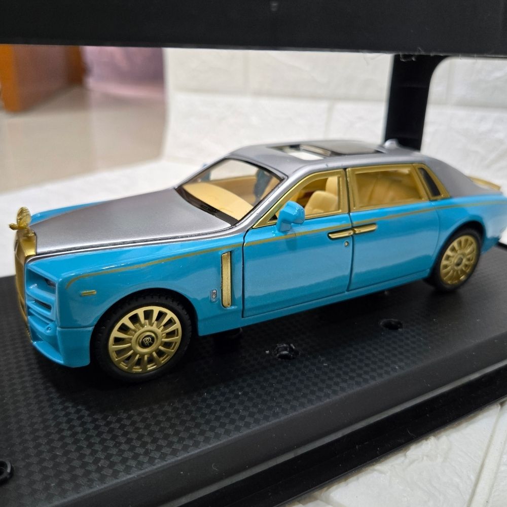 Luxury Rolls-Royce Phantom Die-Cast Model Car – Blue & Silver Collectible Scale Replica